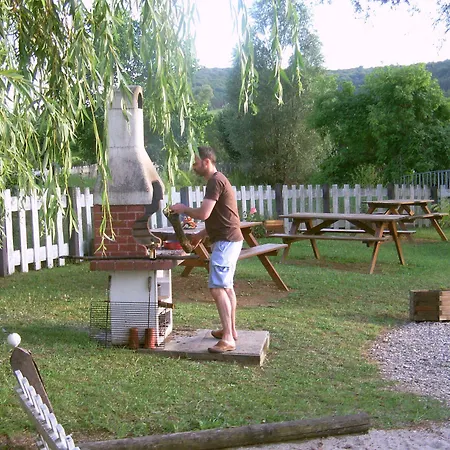 La Colline Aux Fustes